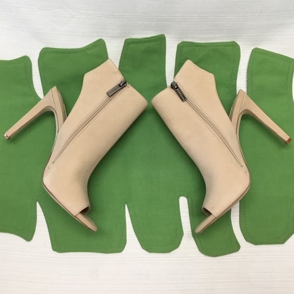 BCBGeneration New Striking Heels - Picture 4 of 8